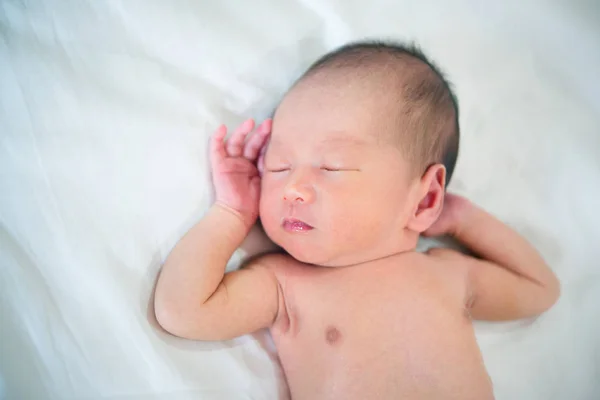 Uma semana de idade bebê recém-nascido dormindo — Fotografia de Stock