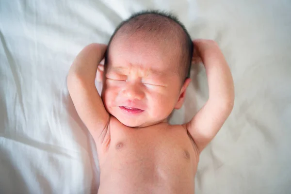 Bebê recém-nascido chorando — Fotografia de Stock