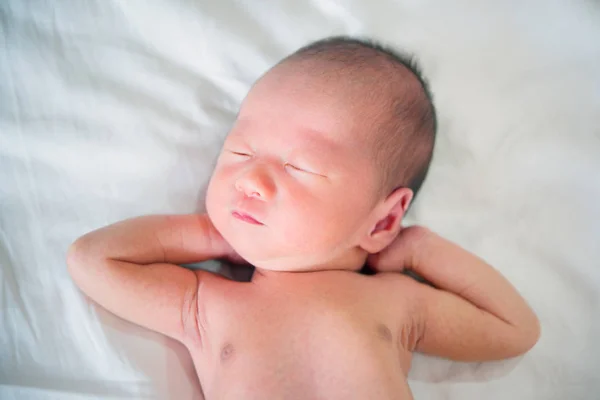 En vecka gammal nyfött barn — Stockfoto