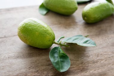 Pestisit ücretsiz organik yeşil limon