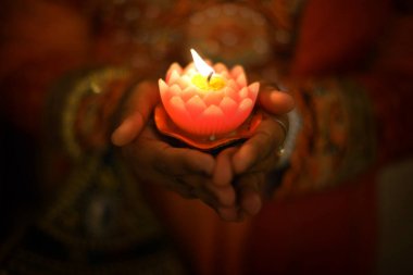 Diwali kandil elle