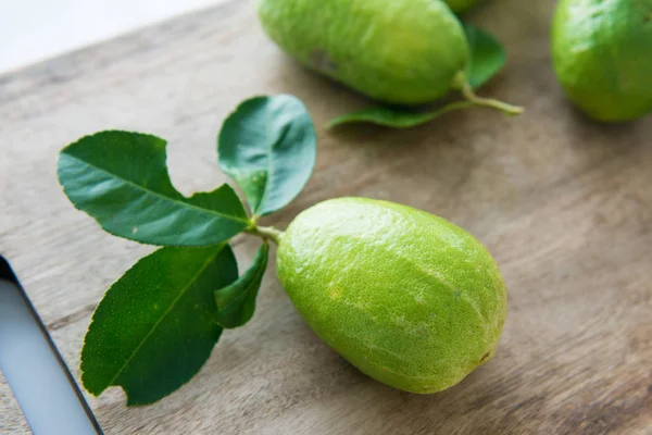 Limones verdes orgánicos —  Fotos de Stock