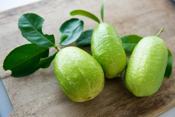 Fresh organic green lemons — Stock Photo, Image