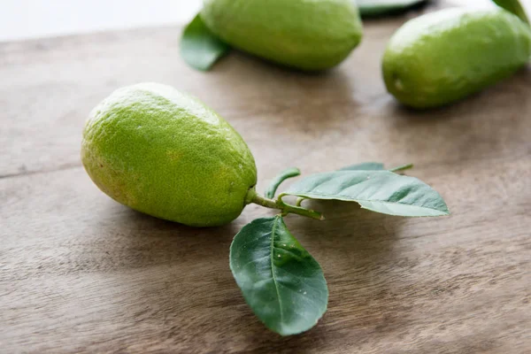 Limones verdes orgánicos libres de pesticidas —  Fotos de Stock