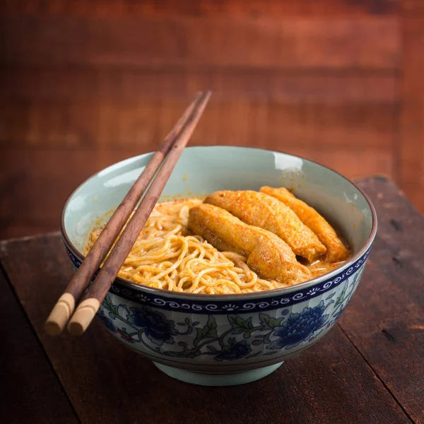 Varm och kryddig Curry Laksa nudlar asiatisk mat — Stockfoto