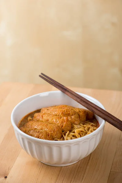 Asiatisk mat varm och kryddig Curry Laksa nudlar — Stockfoto