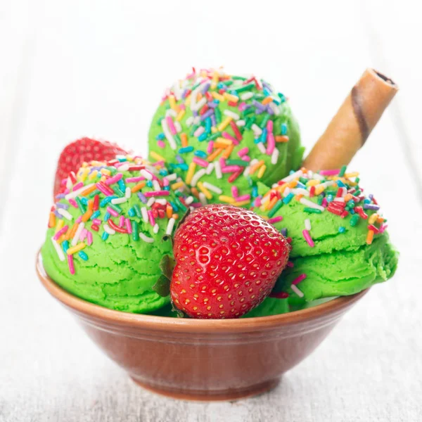 Matcha ice cream in bowl — Stock Photo, Image