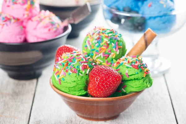 Zelená zmrzlina v misce — Stock fotografie