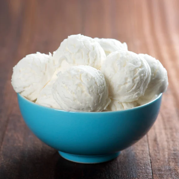 Yoghurt ice cream wafer bowl — Stock Photo, Image