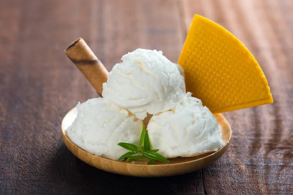 牛乳アイス クリーム ウエハース プレート — ストック写真