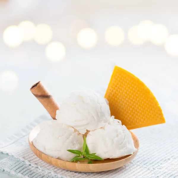 Fehér fagylalt ostya lemez — Stock Fotó