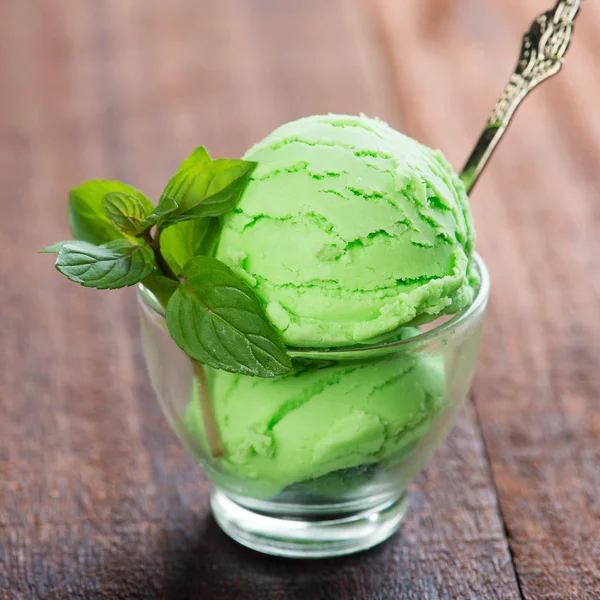 Pistache sorvete na xícara de perto — Fotografia de Stock