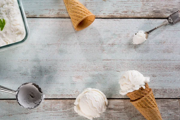 Ванільне морозиво вафельний конус — стокове фото