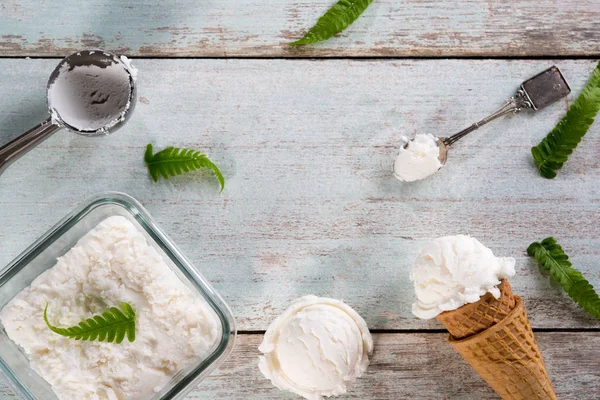 牛乳アイスクリームのウエハース コーン — ストック写真