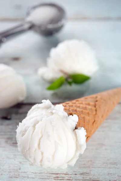 하얀 아이스크림 콘 — 스톡 사진