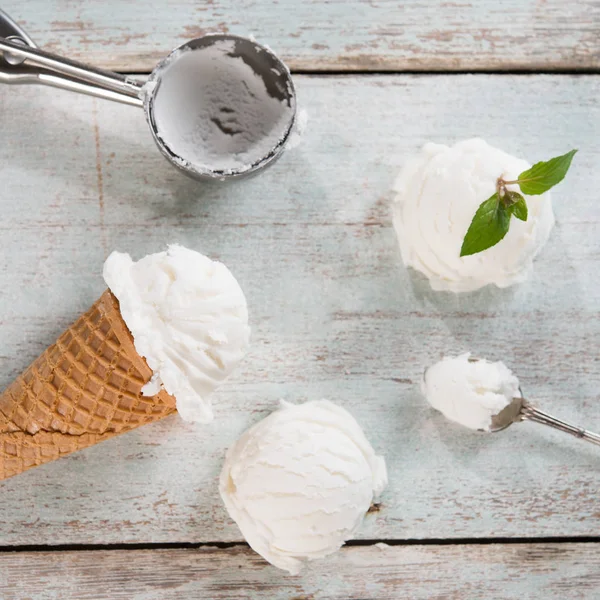 Pohled shora kužel oplatka mléko ice cream — Stock fotografie