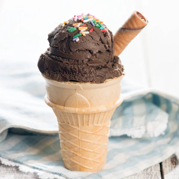 Helado marrón en cono de gofre —  Fotos de Stock