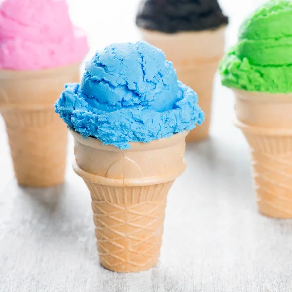 Διαφορετικές γεύσεις παγωτό χωνάκι — Φωτογραφία Αρχείου