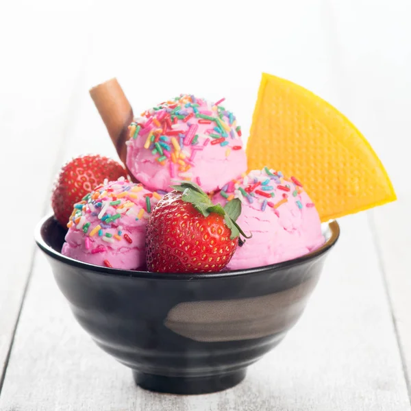 Růžová zmrzlina s ovocem — Stock fotografie