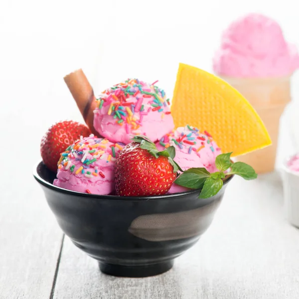 Růžový zmrzlina s jahodou — Stock fotografie