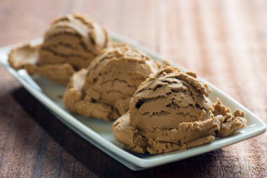 Tatlı kahverengi dondurma 