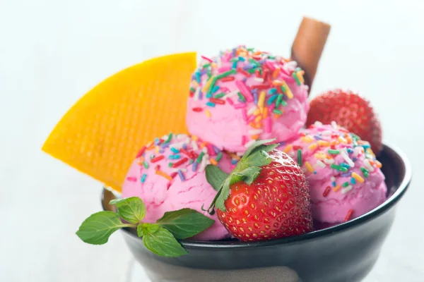 Розовое мороженое с фруктами вблизи — стоковое фото