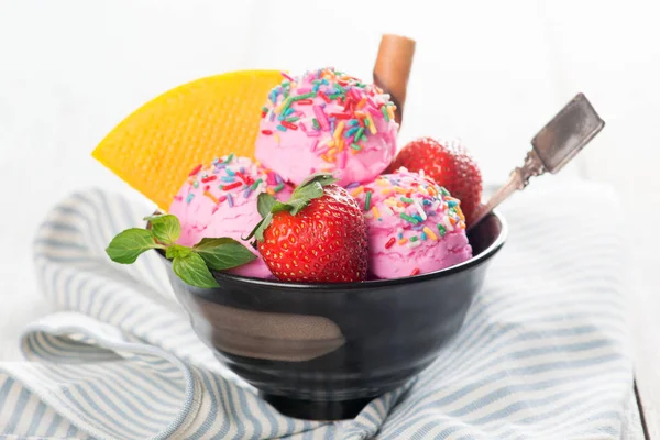 Jahodová zmrzlina s ovocem v misce — Stock fotografie