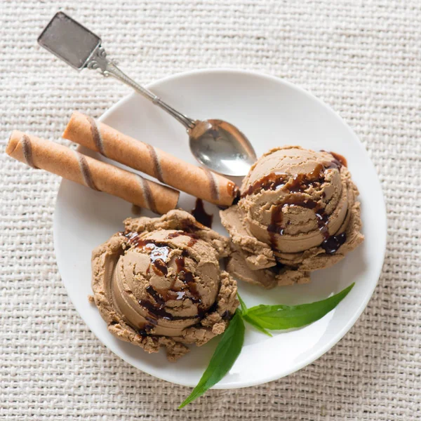 Close-up van bovenaanzicht chocolade ijs — Stockfoto