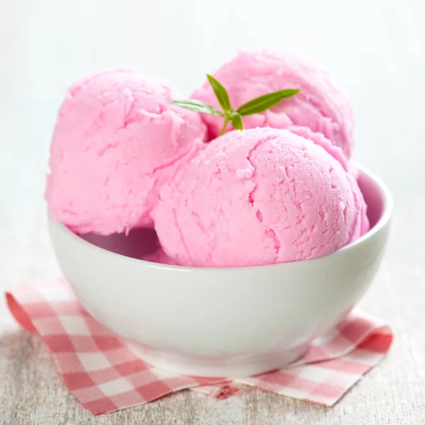 Μπωλ παγωτού ροζ — Φωτογραφία Αρχείου