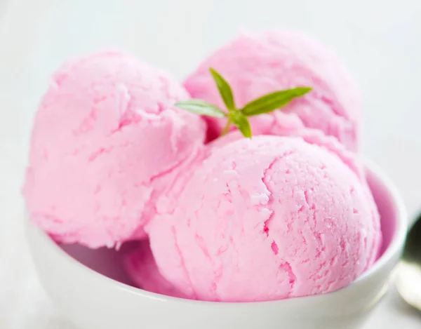 Tigela de sorvete rosa perto — Fotografia de Stock