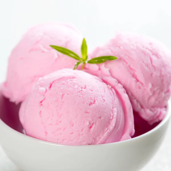 Copa de helado de fresa — Foto de Stock