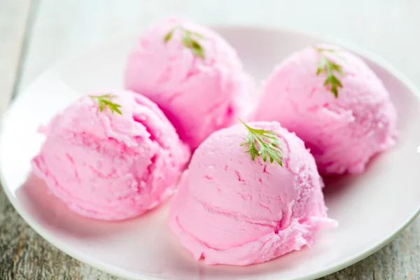 Helado de fresa en el plato — Foto de Stock