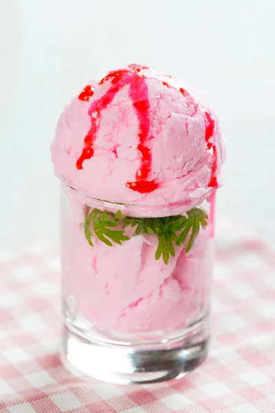 Jahodovou zmrzlinu v poháru — Stock fotografie