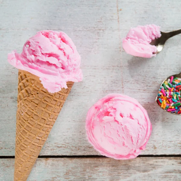 Rosa glass waffle cone ovanifrån — Stockfoto