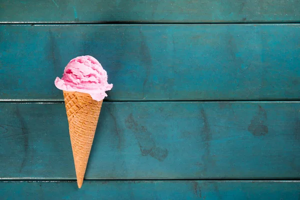 Jahodová zmrzlina v modrém — Stock fotografie