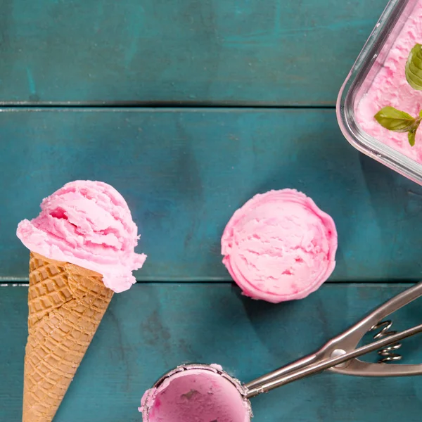 青い背景のピンクのアイス クリーム — ストック写真
