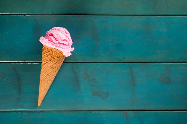 Το Top view φράουλας παγωτό σε μπλε χρώμα — Φωτογραφία Αρχείου