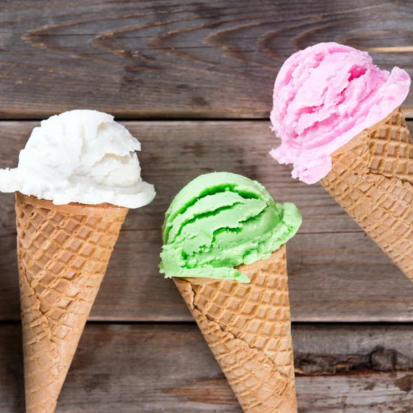 Різний колір морозива конус — стокове фото