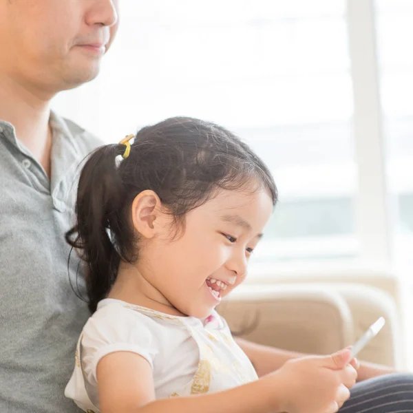 Vater und Kind mit digitalem Tablet. — Stockfoto