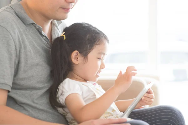 Vater und Tochter nutzen digitales Tablet. — Stockfoto