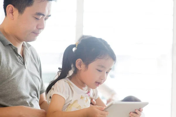 Far och barn leker med TabletPC. — Stockfoto