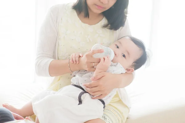 Father bottle feed milk to baby. — Stock Photo, Image