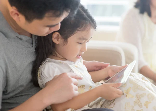 Otec a dcera hraje s počítačem tablet pc. — Stock fotografie