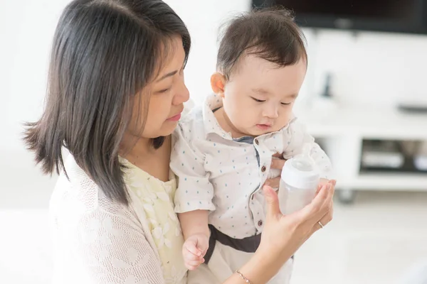 母亲和婴儿的男孩. — 图库照片