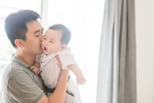 Padre besando bebé hijo . —  Fotos de Stock