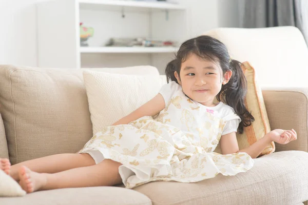 Kleines Mädchen vor dem Fernseher. — Stockfoto