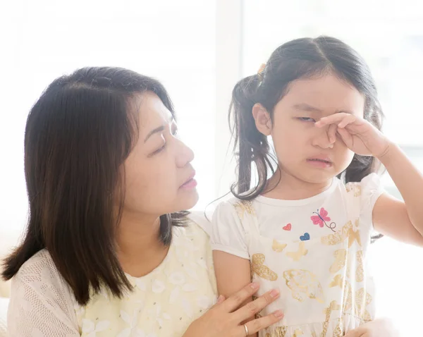 母親は泣く子の快適さ. — ストック写真