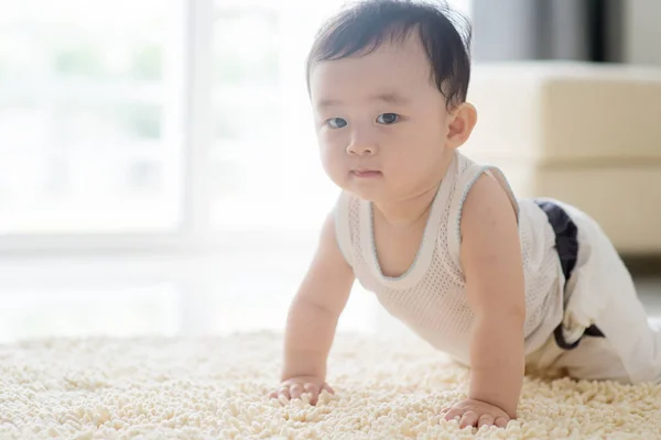 Cinese bambino ragazzo strisciare su tappeto . — Foto Stock