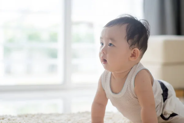 Bebê rastejando no tapete . — Fotografia de Stock