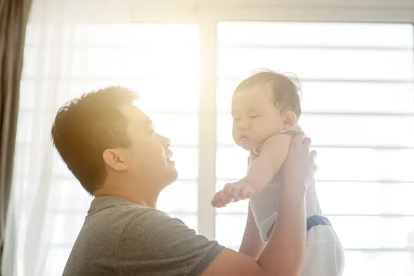 Vater spielt mit Sohn. — Stockfoto